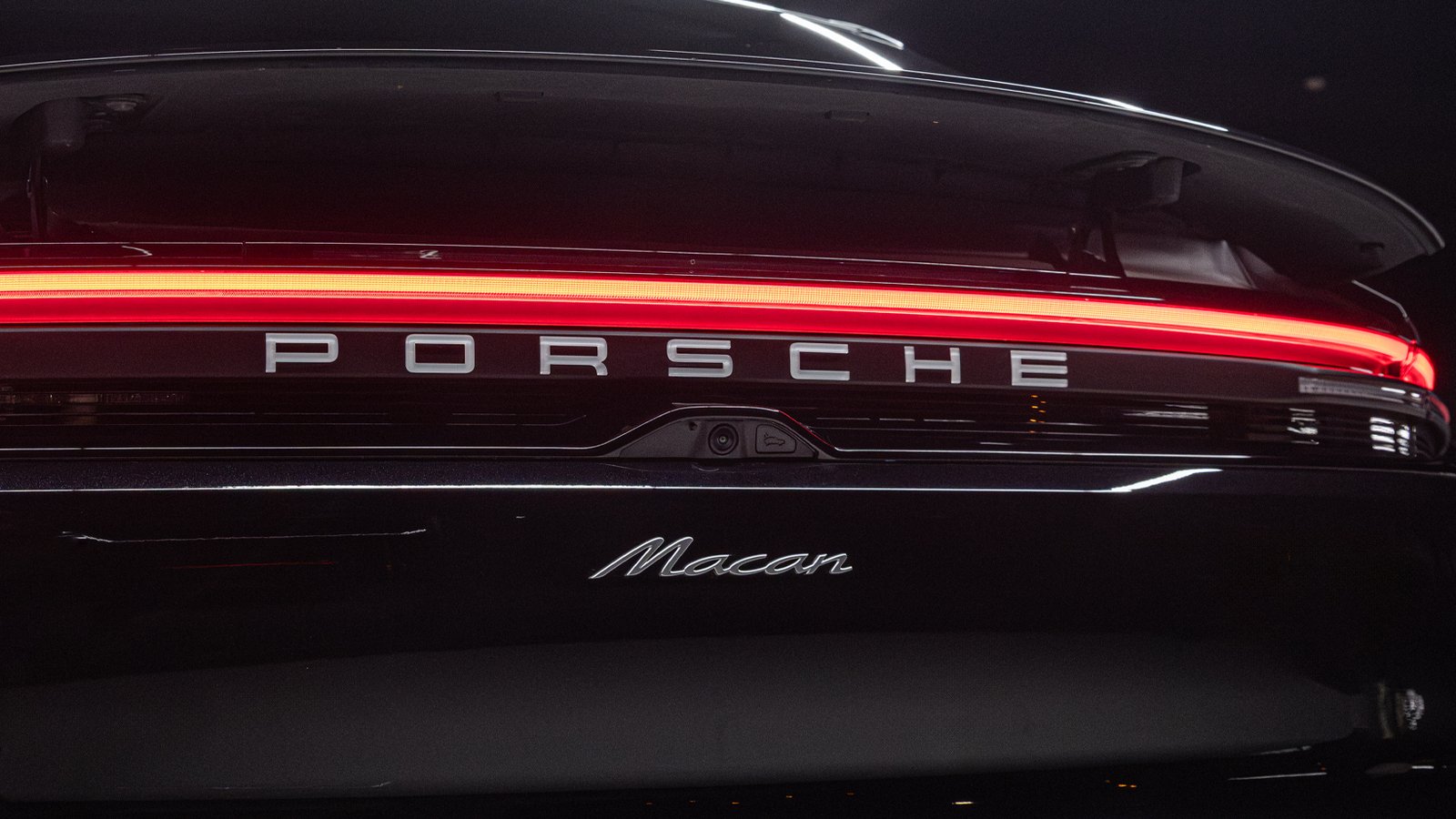 Porsche Macan - detalhe traseiro com barra LED