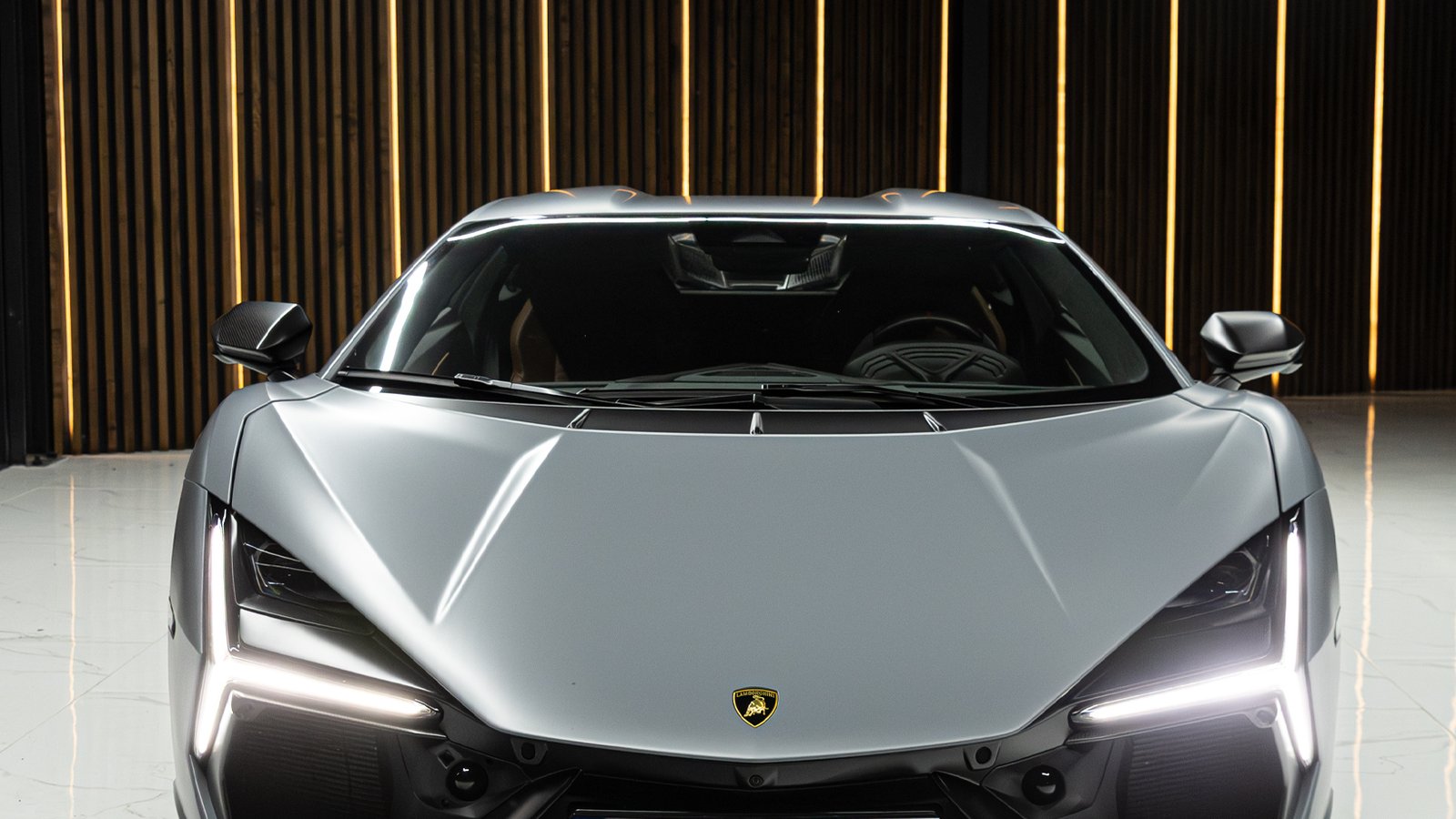 Lamborghini Revuelto em exposição no showroom The SV